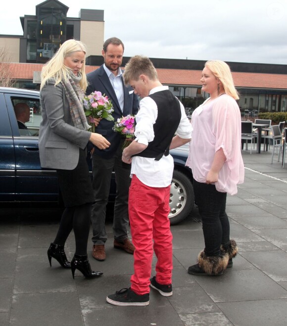 Le prince Haakon et la princesse Mette-Marit de Norvège se rendaient à l'Institut du Travail (Arbeidsinstuttet) de Sundvolden le 18 avril 2013.