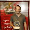Mathieu Kassovitz posant avec son prix pour L'Ordre et la morale au festival du film de Sarlat le 12 novembre 2012