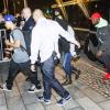 Justin Bieber arrive à son hôtel à Stockholm, le 22 avril 2013. Il est accompagné de Selena Gomez, vêtue d'un jean et de bottes noires.