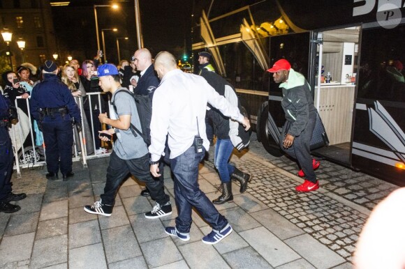 Justin Bieber arrive à son hôtel à Stockholm, le 22 avril 2013. Il est accompagné de Selena Gomez, vêtue d'un jean et de bottes noires.