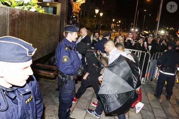 Le jeune Justin Bieber arrive à son hôtel à Stockholm, le 22 avril 2013. Il est accompagné de Selena Gomez, vêtue d'un jean et de bottes noires.