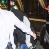 Justin Bieber arrive à son hôtel à Stockholm, le 22 avril 2013. Il est accompagné de sa chérie Selena Gomez, vêtue d'un jean et de bottes noires.
