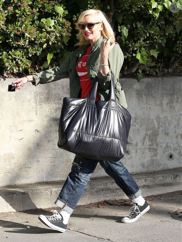 Gwen Stefani, seule et souriante dans le quartier de Silver Lake à Los Angeles. Le 23 avril 2013.