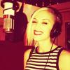 Gwen Stefani, souriante en studio avec No Doubt, savoure son inspiration retrouvée.