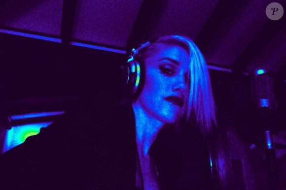 Gwen Stefani poste sur Twitter des photos d'elle en studio avec No Doubt.