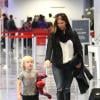 Poppy Montgomery et son fils Jackson Kaufman prennent l'avion à Los Angeles, le 30 novembre 2012.