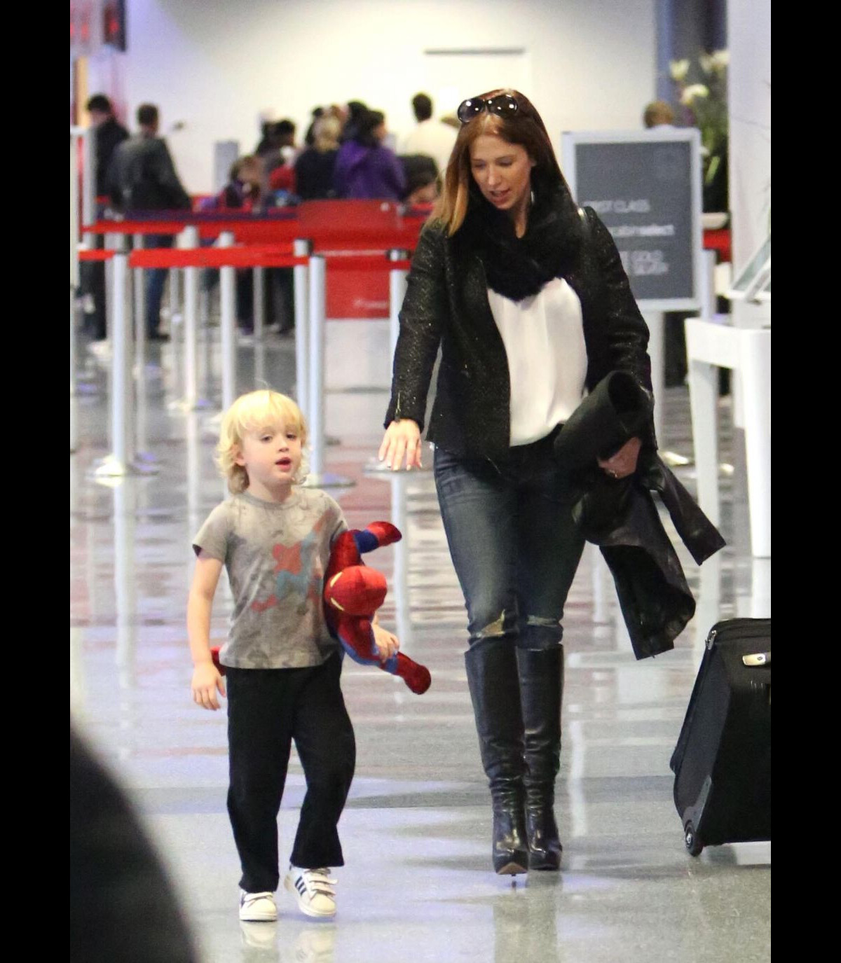 Photo Poppy Montgomery et son fils Jackson Kaufman prennent l'avion à