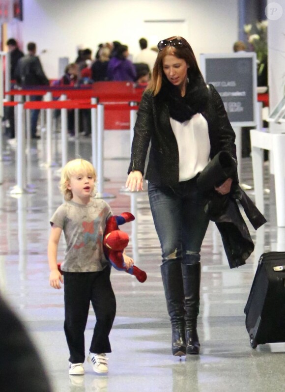 Poppy Montgomery et son fils Jackson Kaufman prennent l'avion à Los Angeles, le 30 novembre 2012.