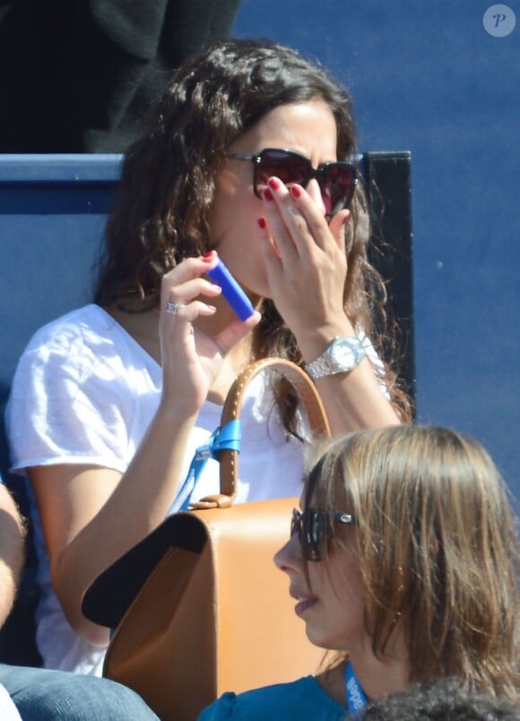 Maria Francisca Perello dite Xisca s'offre un petit bonbon mentholé lors de la victoire de son compagnon Rafael Nadal durant le tournoi de Barcelone le 24 avril 2013