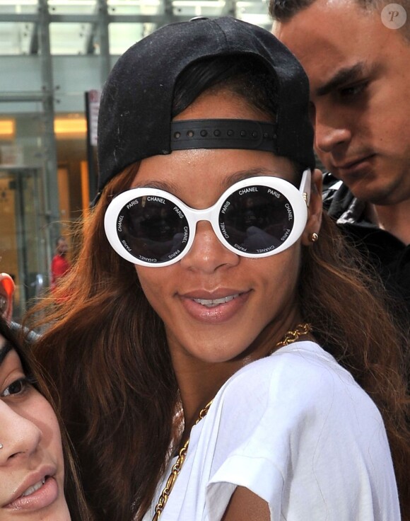 Rihanna surprise à New York, quelques heures avant son concert à Atlantic City. Le 26 avril 2013.