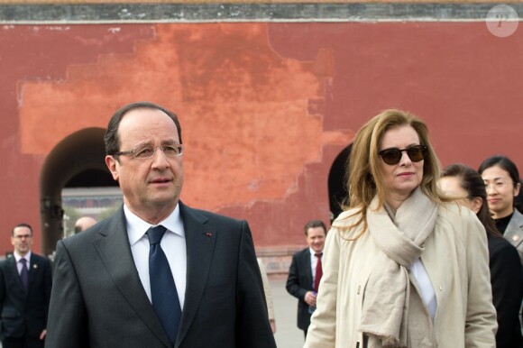 François Hollande et Valérie Trierweiler lors d'une visite de la Cité Interdite à Pékin le 26 avril 2013