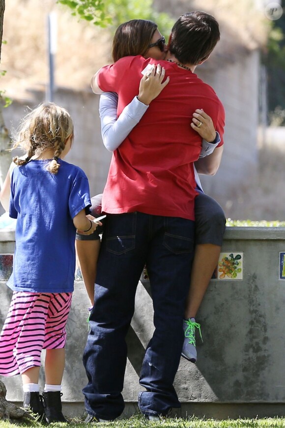 Mark Wahlberg et sa femme Rhea Durham se montrent câlins devant leur fille Ella au cours d'un goûter d'anniversaire à Coldwater Park. Los Angeles, le 26 avril 2013.
