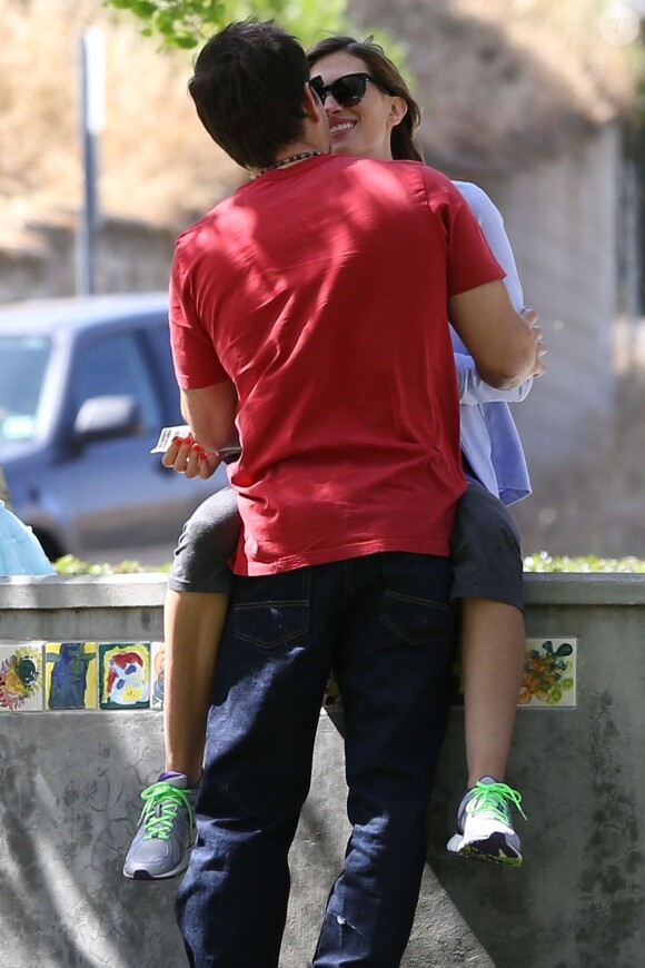 Mark Wahlberg et sa femme Rhea Durham, tendres et taquins au cours d'un goûter d'anniversaire à Coldwater Park. Los Angeles, le 26 avril 2013.