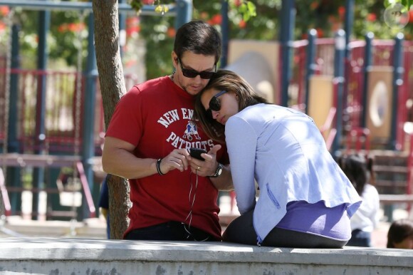 Mark Wahlberg et sa femme Rhea Durham se montrent tendres au cours d'un goûter d'anniversaire à Coldwater Park. Los Angeles, le 26 avril 2013.