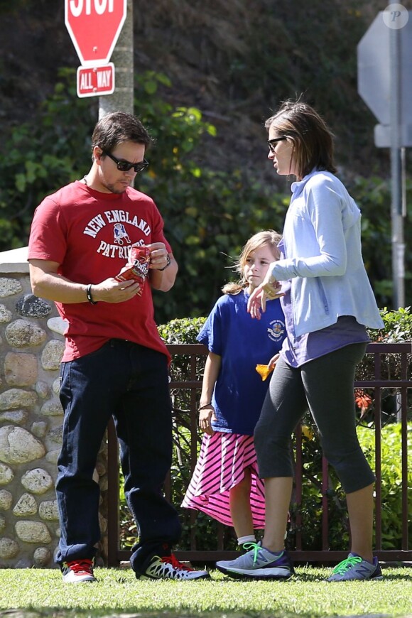 Mark Wahlberg, sa femme Rhea Durham et leur fille Ella profitent d'une après-midi en famille à Coldwater Park. Los Angeles, le 26 avril 2013.