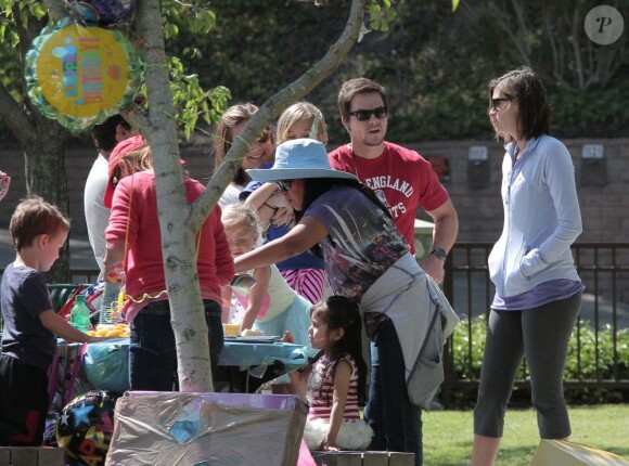 Mark Wahlberg assiste avec femme et enfants à un goûter d'anniversaire à Coldwater Park. Los Angeles, le 26 avril 2013.