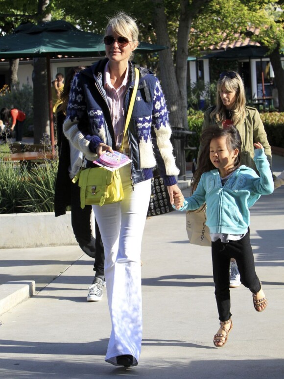 Johnny Hallyday, sa belle Laeticia et leurs filettes Jade et Joy profitent du soleil de Californie sur les balançoires d'un parc de Malibu, le 27 avril 2013