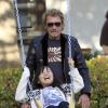 Johnny Hallyday, papa heureux avec sa petite Jade aux côtés de Joy et Laeticia à Malibu, le 27 avril 2013
