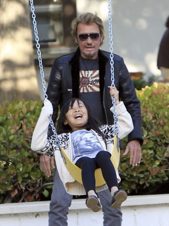 Johnny Hallyday, papa heureux avec sa petite Jade aux côtés de Joy et Laeticia à Malibu, le 27 avril 2013