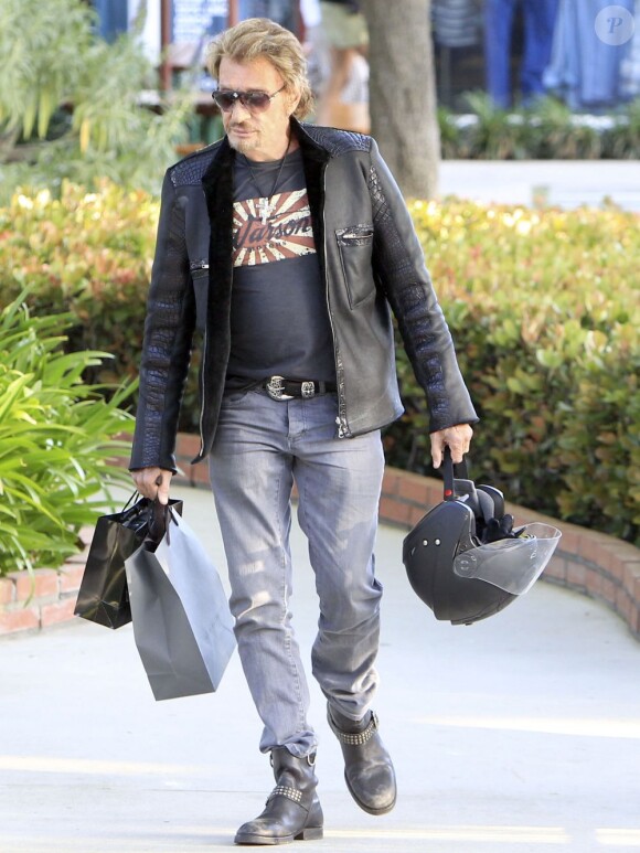 Johnny Hallyday sur sa Harley Davidson, s'apprète à rejoindre sa petite famille pour un déjeuner au restaurant, à Malibu le 27 avril 2013