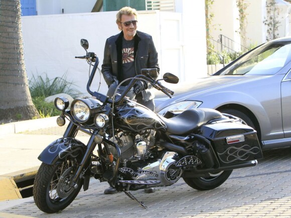 Johnny Hallyday sur sa Harley Davidson, s'apprète à rejoindre sa petite famille pour un déjeuner au restaurant, à Malibu le 27 avril 2013