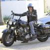 Johnny Hallyday sur sa Harley Davidson, s'apprète à rejoindre sa petite famille pour un déjeuner au restaurant, à Malibu le 27 avril 2013