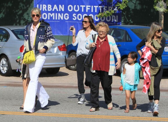 Laeticia Hallyday, ses filettes  Jade et Joy et grand-mère Eliette rejoignent Johnny Hallyday pour un déjeuner au restaurant Taverna Tony à Malibu, le 27 avril 2013