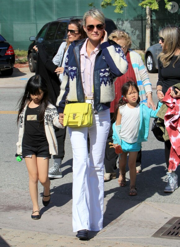 Laeticia Hallyday, ses filettes  Jade et Joy et grand-mère Eliette rejoignent Johnny Hallyday pour un déjeuner au restaurant Taverna Tony à Malibu, le 27 avril 2013