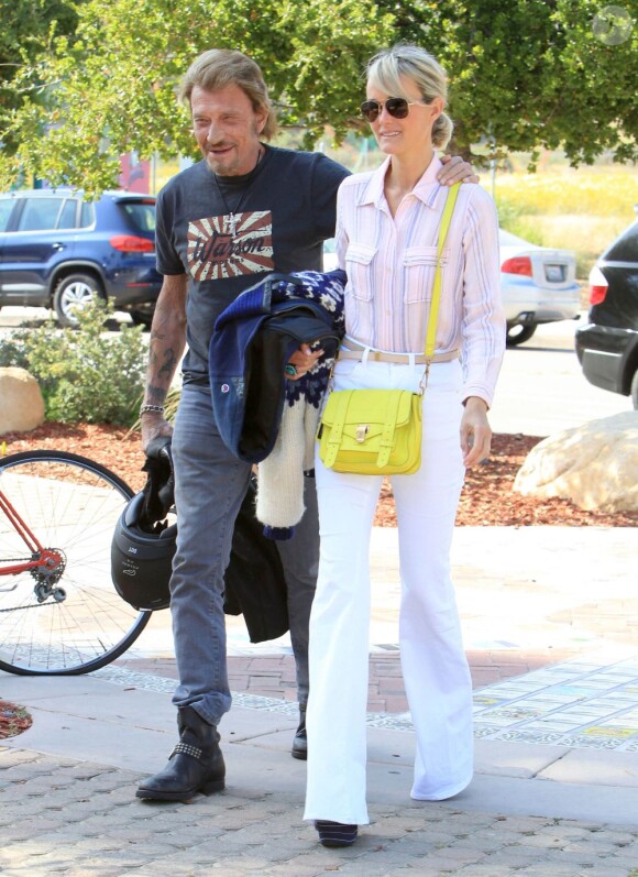 Johnny Hallyday et son épouse Laeticia lors de leur arrivée au restaurant Taverna Tony à Malibu, le 27 avril 2013
