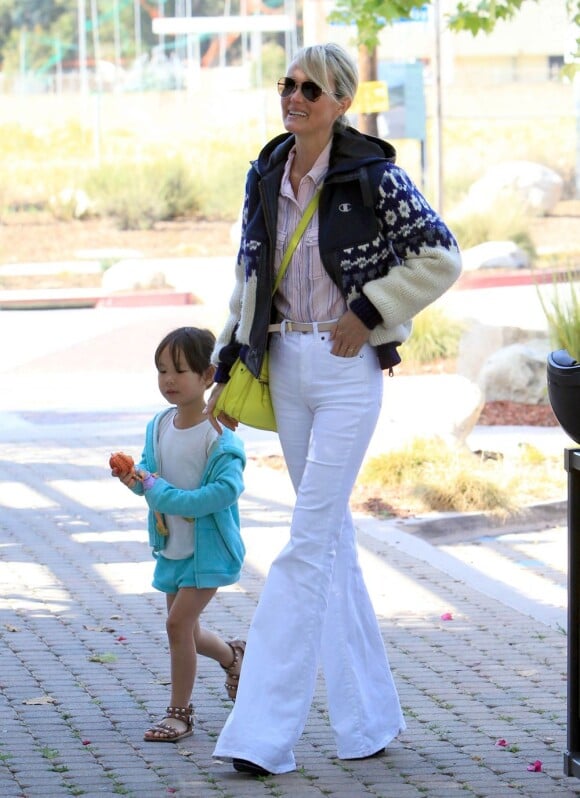 Laeticia Hallyday et sa petite fille Joy au restaurant Taverna Tony à Malibu, le 27 avril 2013