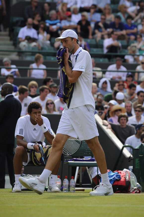 Ivo Karlovic durant son match face à Jo-Wilfried Tsonga à Wimbledon le 26 juin 2009