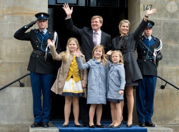 Le prince héritier Willem-Alexander au palais royal d'Amsterdam le 29 avril 2013, à la veille de son intronisation, pour la répétition générale avec son épouse la princesse Maxima et leurs filles Catharina-Amalia, 9 ans, Alexia, 8 ans en juin, et Ariane, qui a eu 6 ans en début de mois.