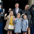  Le prince héritier Willem-Alexander des Pays-Bas au palais royal d'Amsterdam le 29 avril 2013, à la veille de son intronisation, pour la répétition générale avec son épouse la princesse Maxima et leurs filles Catharina-Amalia, 9 ans, Alexia, 8 ans en juin, et Ariane, qui a eu 6 ans en début de mois. 