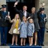 Le prince héritier Willem-Alexander des Pays-Bas au palais royal d'Amsterdam le 29 avril 2013, à la veille de son intronisation, pour la répétition générale avec son épouse la princesse Maxima et leurs filles Catharina-Amalia, 9 ans, Alexia, 8 ans en juin, et Ariane, qui a eu 6 ans en début de mois.