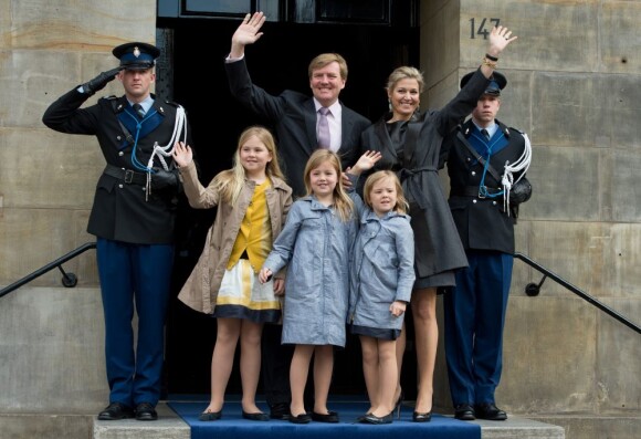 Le prince héritier Willem-Alexander des Pays-Bas au palais royal d'Amsterdam le 29 avril 2013, à la veille de son intronisation, pour la répétition générale avec son épouse la princesse Maxima et leurs filles Catharina-Amalia, 9 ans, Alexia, 8 ans en juin, et Ariane, qui a eu 6 ans en début de mois.