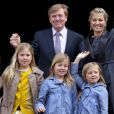  Le prince Willem-Alexander des Pays-Bas au palais royal d'Amsterdam le 29 avril 2013, à la veille de son intronisation, pour la répétition générale avec son épouse la princesse Maxima et leurs filles Catharina-Amalia, 9 ans, Alexia, 8 ans en juin, et Ariane, qui a eu 6 ans en début de mois. 
