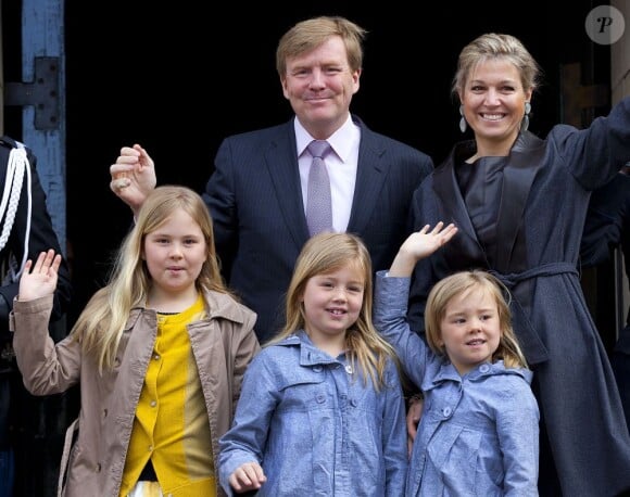 Le prince Willem-Alexander des Pays-Bas au palais royal d'Amsterdam le 29 avril 2013, à la veille de son intronisation, pour la répétition générale avec son épouse la princesse Maxima et leurs filles Catharina-Amalia, 9 ans, Alexia, 8 ans en juin, et Ariane, qui a eu 6 ans en début de mois.