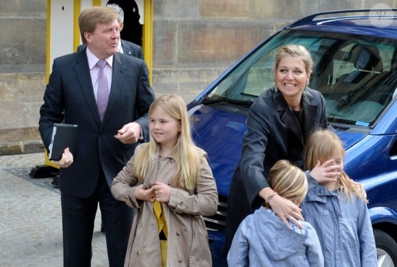 Willem-Alexander des Pays-Bas au palais royal d'Amsterdam le 29 avril 2013, à la veille de son intronisation, pour la répétition générale avec son épouse la princesse Maxima et leurs filles Catharina-Amalia, 9 ans, Alexia, 8 ans en juin, et Ariane, qui a eu 6 ans en début de mois.