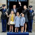  Le prince héritier Willem-Alexander des Pays-Bas au palais royal d'Amsterdam le 29 avril 2013, à la veille de son intronisation, pour la répétition générale avec son épouse la princesse Maxima et leurs filles Catharina-Amalia, 9 ans, Alexia, 8 ans en juin, et Ariane, qui a eu 6 ans en début de mois. 