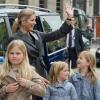 Le prince héritier Willem-Alexander des Pays-Bas au palais royal d'Amsterdam le 29 avril 2013, à la veille de son intronisation, pour la répétition générale avec son épouse la princesse Maxima et leurs filles Catharina-Amalia, 9 ans, Alexia, 8 ans en juin, et Ariane, qui a eu 6 ans en début de mois.
