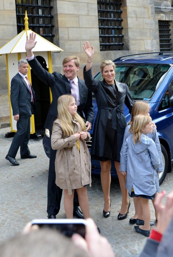 Le prince Willem-Alexander au palais royal d'Amsterdam le 29 avril 2013, à la veille de son intronisation, pour la répétition générale avec son épouse la princesse Maxima et leurs filles Catharina-Amalia, 9 ans, Alexia, 8 ans en juin, et Ariane, qui a eu 6 ans en début de mois.