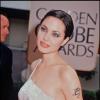 Angelina Jolie aux Golden Globes en 1998.