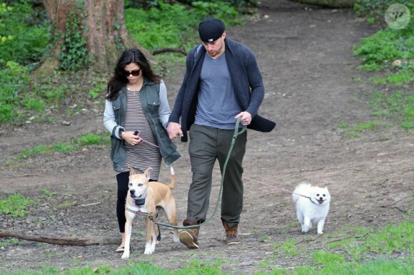 Channing Tatum et son épouse Jenna Dewan, enceinte, sont allés promener leurs chiens dans un parc à Londres, le 29 avril 2013.