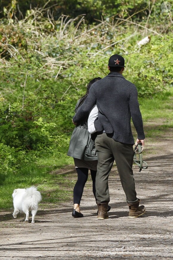 Channing Tatum et sa femme Jenna Dewan sont allés promener leurs chiens dans un parc à Londres, le 29 avril 2013.