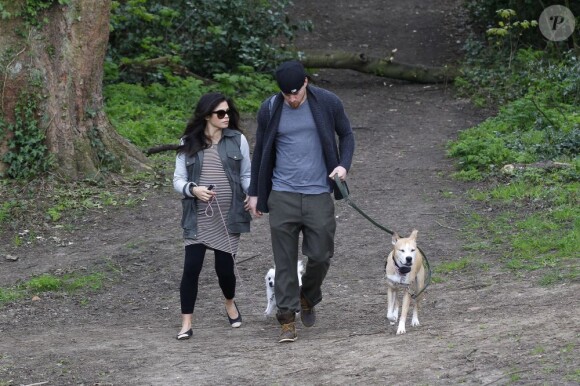 Channing Tatum et sa femme Jenna Dewan, très enceinte, sont allés promener leurs chiens dans un parc à Londres, le 29 avril 2013.