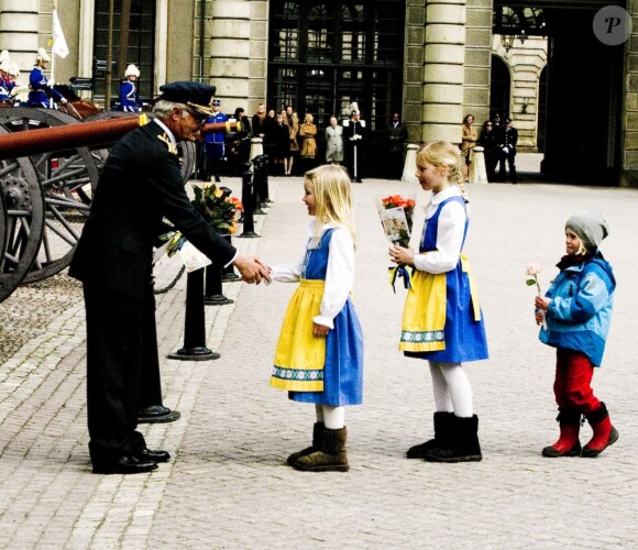 Fleurs et dessins étaient au rendez-vous pour le souverain suédois. Célébrations du 67e anniversaire du roi Carl XVI Gustaf de Suède, le 30 avril 2013 au palais royal Drottningholm à Stockholm. La reine Silvia, le prince Carl Philip et la princesse Madeleine y prenaient part, mais pas la princesse Victoria et le prince Daniel, en déplacement à Amsterdam pour l'intronisation du roi Willem-Alexander des Pays-Bas.