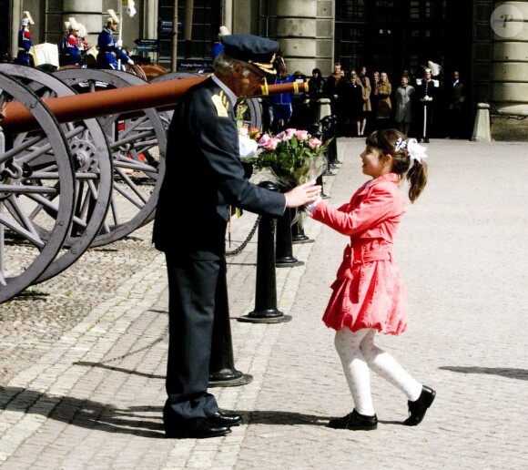 Les enfants ont eu le privilège d'approcher le monarque. Célébrations du 67e anniversaire du roi Carl XVI Gustaf de Suède, le 30 avril 2013 au palais royal Drottningholm à Stockholm. La reine Silvia, le prince Carl Philip et la princesse Madeleine y prenaient part, mais pas la princesse Victoria et le prince Daniel, en déplacement à Amsterdam pour l'intronisation du roi Willem-Alexander des Pays-Bas.
