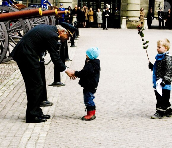 Les enfants ont eu le privilège d'approcher le monarque. Célébrations du 67e anniversaire du roi Carl XVI Gustaf de Suède, le 30 avril 2013 au palais royal Drottningholm à Stockholm. La reine Silvia, le prince Carl Philip et la princesse Madeleine y prenaient part, mais pas la princesse Victoria et le prince Daniel, en déplacement à Amsterdam pour l'intronisation du roi Willem-Alexander des Pays-Bas.