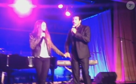 Lionel Richie chante Hello avec sa fille Sofia le 29 avril 2013 à Santa Monica.