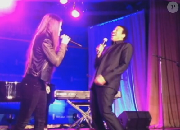 Lionel Richie chante son tube Hello avec sa fille Sofia le 29 avril 2013 à Santa Monica.